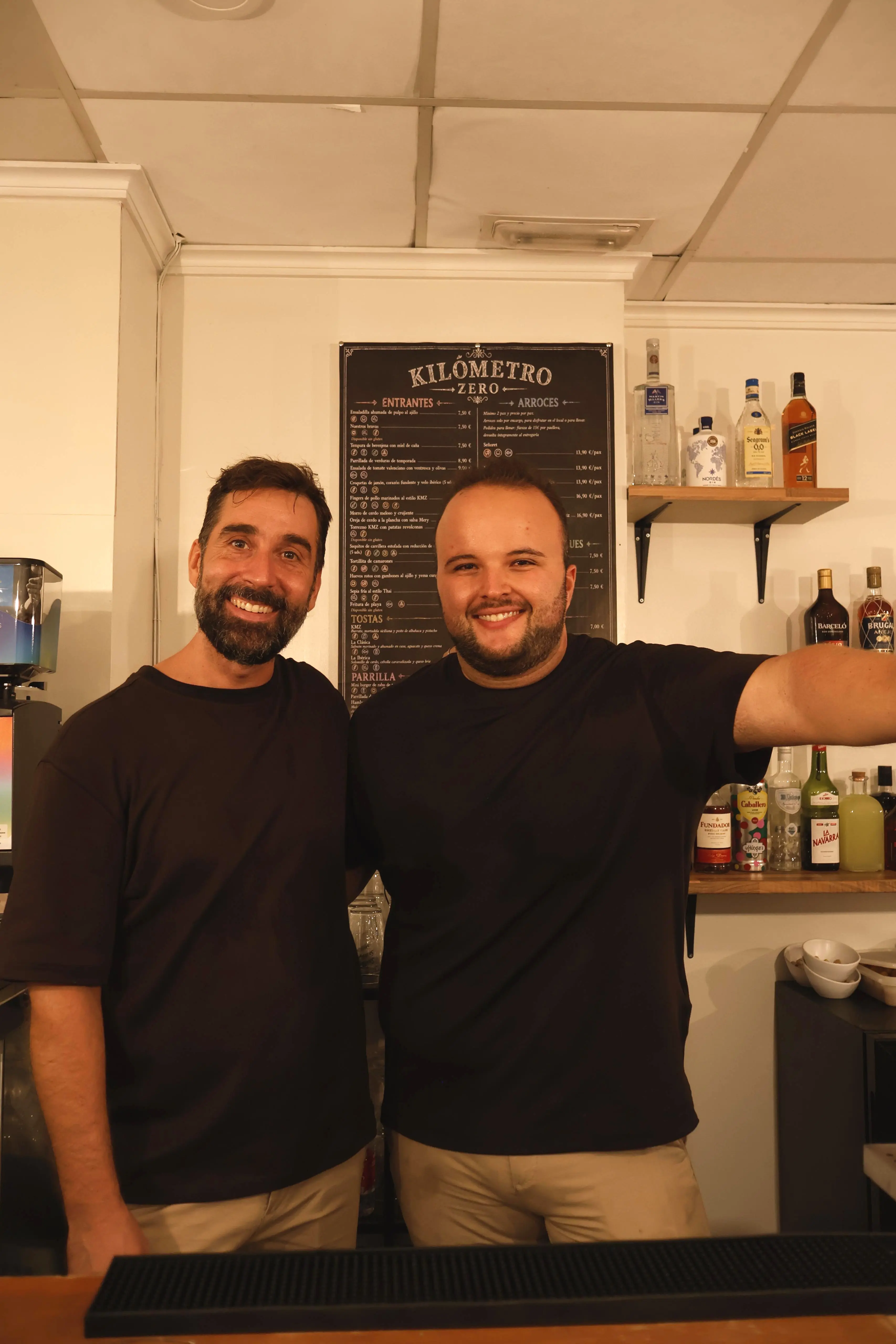 El equipo y el ambiente tras la barra de Bar Kilómetro Zero